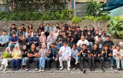 Peserta mengikuti diskusi "Irama Pembangkangan Remy Sylado: Merayakan Keberanian Berbahasa dan Berpikir" yang digelar Majelis Tangga Batu UNISBA di Pelataran UNISBA, Jalan Tamansari No. 1, Bandung. (Sumber: Koleksi Kin Sanubary)