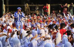 Anggota Komunitas Badut Necis (Badut Nyentrik Bandung Cimahi Sauyunan) MPLS di SD Negeri Cibeber. (Sumber: Ayobandung.com | Foto: Irfan Al-Faritsi)