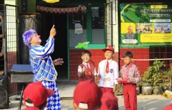 Anggota Komunitas Badut Necis (Badut Nyentrik Bandung Cimahi Sauyunan) MPLS di SD Negeri Cibeber. (Sumber: Ayobandung.com | Foto: Irfan Al-Faritsi)