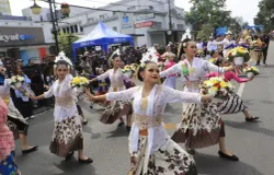 Peserta saat mengikuti Festival Asia Afrika 2026 di kawasan Jalan Asia Afrika, Kota Bandung, Sabtu 11 Juli 2026. (Sumber: Ayobandung.com | Foto: Irfan Al-Faritsi)