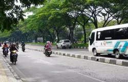 Para pemotor melawan arah di Jalan Soekarno-Hatta, Kecamatan Cipadung Kidul, Kota Bandung, 5 Desember 2024. (Sumber: Ayobandung.com/Magang/Agustian Nugraha)