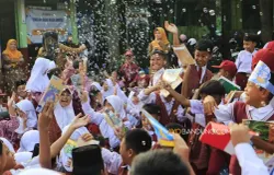 Anggota Komunitas Badut Necis (Badut Nyentrik Bandung Cimahi Sauyunan) MPLS di SD Negeri Cibeber. (Sumber: Ayobandung.com | Foto: Irfan Al-Faritsi)