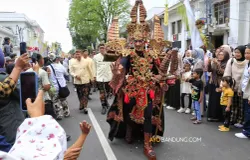 Kirab budaya di Jalan Asia Afrika, Kota Bandung, Selasa 19 Agustus 2025. (Sumber: Ayobandung.com | Foto: Irfan Al-Faritsi)