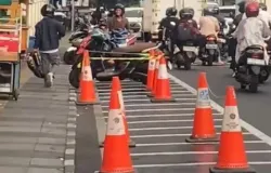 Pemandangan miris di Jalan Lembong, Kota Bandung pada Kamis (16/7/2026). Jalur sepeda yang dibangun untuk menjamin keselamatan pesepeda, justru beralih fungsi menjadi ruang parkir sepeda motor. (Foto: Alkhalifi)