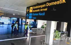 Petugas Avsec melakukan patroli di pintu keberangkatan domestik Bandara Husein Sastranegara, Kota Bandung. (Sumber: ayobandung.com | Foto: Irfan Al-Faritsi)