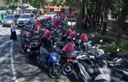 Sejumlah sepeda motor milik siswa sebuah SMA di Kota Bandung diparkir di badan jalan. (Istimewa)