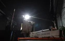 Petugas dari Dinas Perhubungan (Dishub) Kota Bandung melakukan perbaikan lampu penerangan jalan umum di jalan Katapang, Kota Bandung, Senin, 9 Juni 2025. (Sumber: Ayobandung.com | Foto: Magang Foto/Lukman Hidayat)