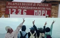 Potret kebersamaan yang diambil saat berada di puncak Gunung Pangradinan (Sumber: Dok. Pribadi | Foto: Sifa Nurfauziah)