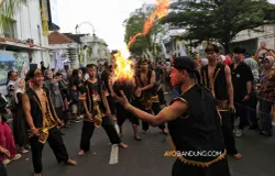 Kirab budaya di Jalan Asia Afrika, Kota Bandung, Selasa 19 Agustus 2025. (Sumber: Ayobandung.com | Foto: Irfan Al-Faritsi)