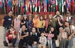 Para Stamp Hunter Peserta Komunitas Cerita Bunda Lintas Generasi Berfoto di Museum KAA (Sumber: Pribadi | Foto: Pribadi)
