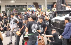 Sebuah pagelaran seni dog-dog di tengah sebuah aksi. (Foto: Dokumen pribadi)