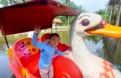 Asyiknya Kakang naik Bebek Gowes di Pondok Tandang Bakti Cigendel, Kecamatan Pamulihan, Kabupaten Sumedang, Ahad (31/5/2026) (Sumber: Istimewa | Foto: Aa Akil)