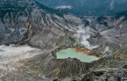 Gunung Alit lahir di dalam Kawah Ratu pascaletusan Juli–Agustus 2019. (Sumber: T Bachtiar)