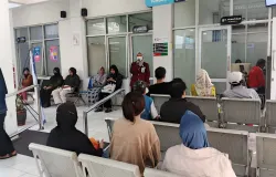 Mahasiswa PKPA Universitas Muhammadiyah Bandung sedang melaksanakan Penyuluhan di Puskesmas Cibiru. Kamis (23/6/2026). (Sumber: Dokumentasi Penulis | Foto: Indri Wahyuni A)