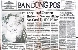 Surat kabar Bandung Pos edisi akhir Juli 1994 yang menampilkan berita utama mengenai kasus mega korupsi Eddy Tansil. (Sumber: Foto dan koleksi surat kabar Kin Sanubary)