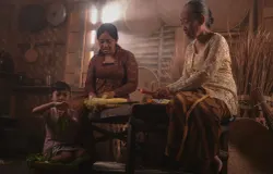 Perempuan lokal Indonesia memakai kebaya. (Sumber: Pexels | Foto: David Tumpal)