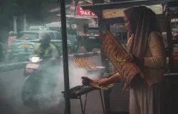 Pedagang sate. (Sumber: Pexels | Foto: nourrie zein)