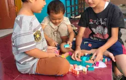 Kakang ikut nimbrung bermain lego bersama Aa Akil, Musa di Rumah Belajar Musi Babakan Dangdeur Cibiru, Rabu (9/7/2025) (Sumber: Istimewa | Foto: IBN GHIFARIE)