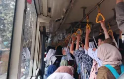 Antusiasme Pengguna DAMRI tidak sebanding dengan armada dan waktu yang disediakan. (Sumber: Dokumentasi Penulis | Foto: Dias Ashari)