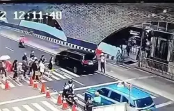 Tangkapan layar video satpam menegur pengemudi mobil Toyota Alphard yang diduga menerobos pelican crossing di kawasan Halte Transjakarta Bundaran HI, (23/7/2026). (Sumber: Instagram/@infojktku)