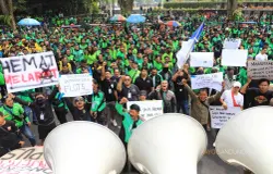 Ribuan pengemudi ojek dan taksi online melakukan unjukrasa di depan Gedung Sate, Jalan Diponegoro, Kota Bandung, Senin 25 Juni 2025. (Sumber: Ayobandung.com | Foto: Irfan Al-Faritsi)