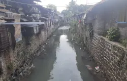 Salah satu aliran sungai di Kota Bandung yang tidak punya sempadan dan ekosistemnya rusak akibat pencemaran berat. (Sumber: dokpri | Foto: Totok Siswantara)