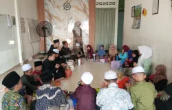 Makan bersama setelah kegiatan perayaan Hari Kartini. (Foto: Dokumen Penulis)