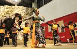 Sejumlah siswa mengikuti kegiatan belajar seni tari tradisional di Museum Sri Baduga, Jalan BKR, Kota Bandung pada Selasa, 14 April 2026. (Sumber: Ayobandung.com | Foto: Irfan Al-Faritsi)