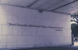 Sudut fotogenik Jalan Asia Afrika di Kota Bandung yang menampilkan sebuah kutipan dari M.A.W. Brouwer sebagai ungkapan rasa cintanya kepada tanah Pasundan. (Sumber: Dok. Pribadi | Foto: Kaneza Bani Aththoriah Hawami)