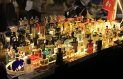 Pajangan botol parfum berwarna-warni. (Sumber: pexels.com | Foto: Hồng Quang)