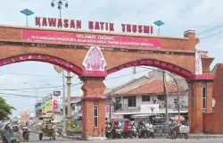 Tugu ikonik "Selamat Datang Di Kawasan Batik Trusmi". (Sumber: cirebonkab.go.id)