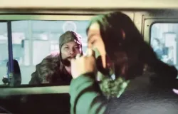 Cuplikan adegan aktor Ryan Hidayat dan Iwa K dalam film Kuldesak 1998. (Sumber: Komunitas Pecinta Film Jadul Indonesia, Facebook. facebook.com)