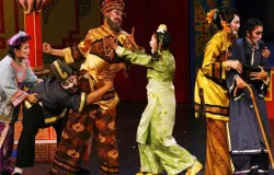 Suasana keriuhan pementasan pesta rakyat Komedi Stamboul Batavia (Sumber: senibudaya betawi.com)