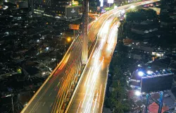 Foto pemandangan Jembatan Pasopati pada malam hari (Sumber: pexels.com)