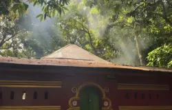 Sinar matahari menerobos rimbunnya pepohonan di sekitar bangunan makam Bukit Plangon, Cirebon. (Sumber Foto: Dokumentasi pribadi, 2025)