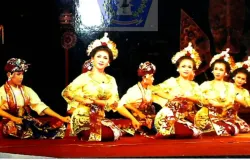 Gambaran posisi Penari Pendet duduk saat menari dalam sebuah acara. (Sumber: Arsip Nasional)