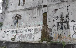 Foto Grafiti Bekas 2021 di Tembok Menyusuri di Jalan Serang menyusuri Jalan Anyer Dalam, 17 April 2026. (Sumber: Dokumentasi Pribadi | Foto: Hikmat Nur Hidayat)