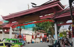 Lawang Suryakencana yang ikonik dengan arsitektur khas Tionghoa (Sumber: dokumentasi pribadi | Foto: Aliyah Nailatur Rahmah)