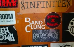 Stiker band emo masa kini oleh anak-anak muda ditempel di pintu Duff Music Studio Bandung (Sumber: Dokumen Pribadi | Foto: Hasya Ripela Melodia)