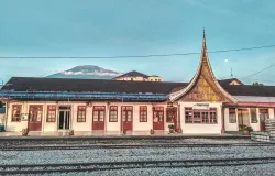 Stasiun Kereta Api Padang Panjang. (atourin.com)