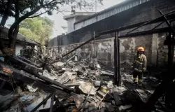 Kebakaran kios di terminal Leuwipanjang Kota Bandung (Sumber: Ayobandung.com | Foto: Kavin Faza)
