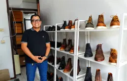 Mochamad Indra Yusuf Wahyudin, pemilik produsen sepatu kulit Koku Footwear di Taman Cibaduyut Endah, Kecamatan Dayeuhkolot, Kabupaten Bandung, (26/5/2026). (Sumber: Ayobandung.id | Foto: Aris Abdulsalam)