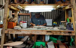 Perajin sepatu kulit Koku Footwear di Cibaduyut, Kecamatan Dayeuhkolot, Kabupaten Bandung, (26/5/2026). (Sumber: Ayobandung.id | Foto: Aris Abdulsalam)