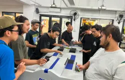 Anggota Bandung Fingerboard menghabiskan akhir pekan dengan bermain, berdiskusi, dan saling belajar berbagai trik fingerboard. (Sumber: ayobandung.id | Foto: Ilham Maulana)