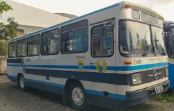Armada DAMRI generasi lama yang terparkir di Depo DAMRI Gedebage (Sumber: Wikimedia Commons | Foto: Naufal Farras)
