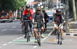 Asyiknya bermain sepeda. (Sumber: Ayobandung.com | Foto: Irfan Al-Faritsi)