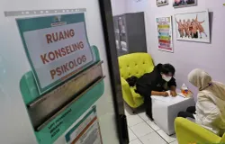 Seorang warga berkonsultasi dengan psikolog di Puskesmas Ibrahim Adjie, Kota Bandung, Rabu 13 Mei 2026. (Sumber: ayobandung.id | Foto: Irfan Al Faritsi)