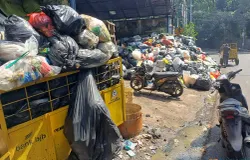 Kendaraan pengangkut sampah terparkir di Jalan Tamansari, Kota Bandung, Rabu 6 Mei 2026. (Sumber: ayobandung.id | Foto: Irfan Al Faritsi)
