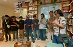 Perwakilan warga lerenng Gunung Ciremai, Gede Pangrango, Tampomas, dan Halimun saat membacakan petisi untuk Gubernur Jawa Barat. (Sumber: ayobandung.id | Foto: Ilham Maulana)