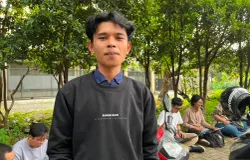 Dani Setiawan, petani sayur di kaki Gunung Gede Pangrango, menyuarakan kekhawatirannya terhadap proyek geotermal yang dinilai dapat mengancam sumber air, lahan pertanian, dan ruang hidup warga. (Sumber: ayobandung.id | Foto: Ilham Maulana)